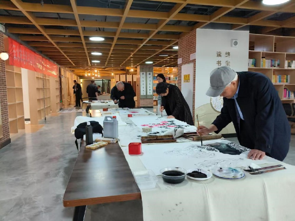天水市老年書畫研究會(huì)來公司開展“五一”勞動(dòng)節(jié) 送書畫進(jìn)企業(yè)活動(dòng)